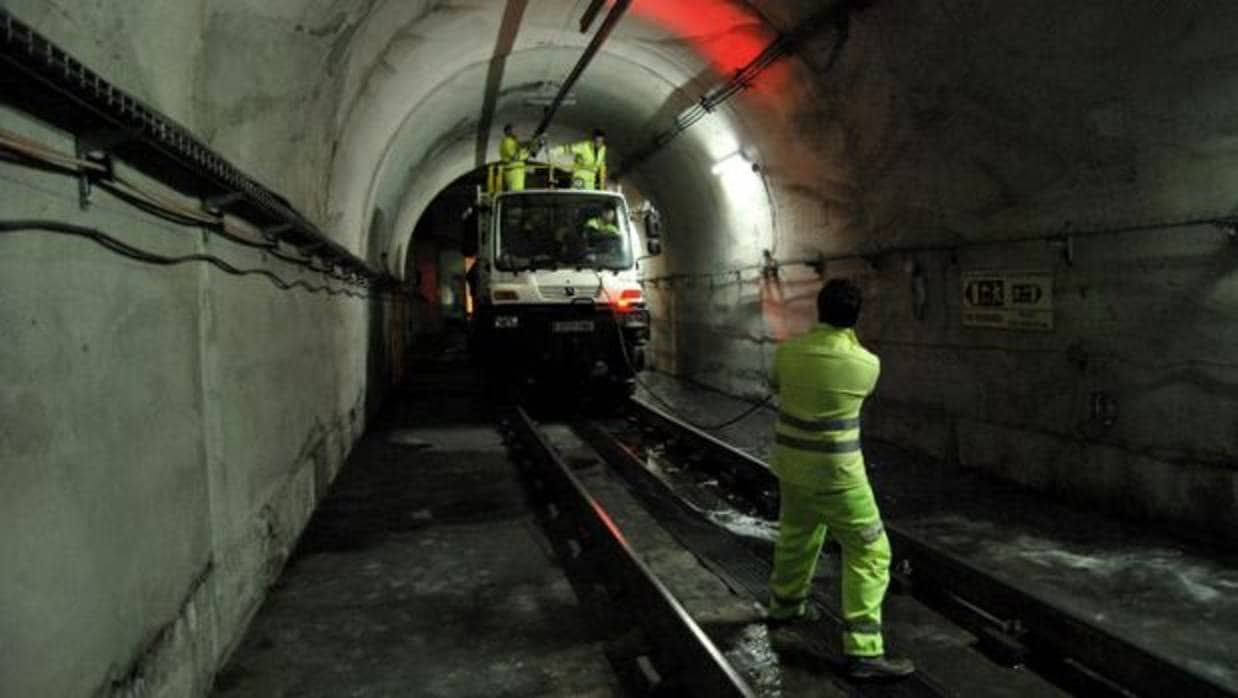 Operarios del Metro de Sevilla bajo el túnel