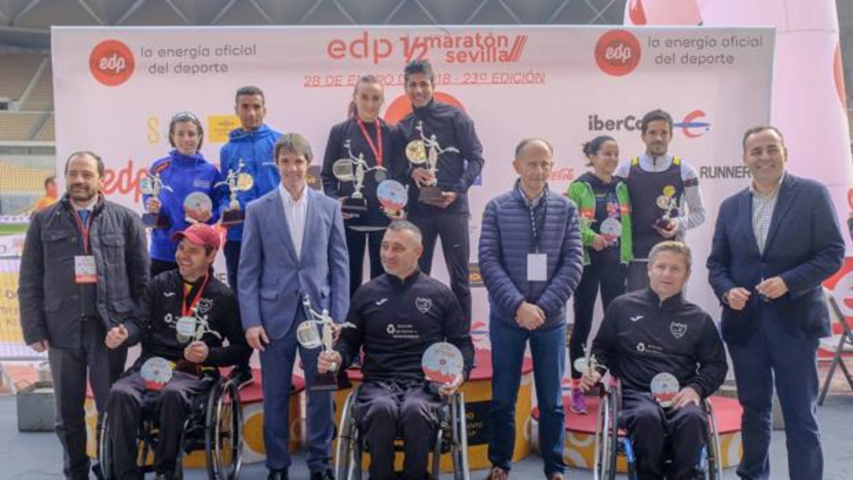 Vencederos en el Medio Maratón de Sevilla de 2018, junto a miembros del Ayuntamiento y la organización