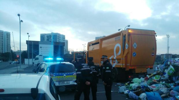 Policía Local y Bomberos de Sevilla salvan a un indigente que dormía en un contenedor