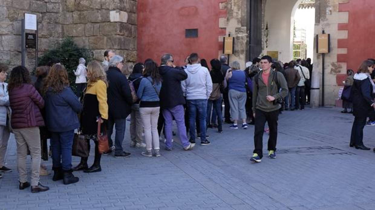 Las colas de visitantes a la entrada del Alcázar de Sevilla son ya habituales