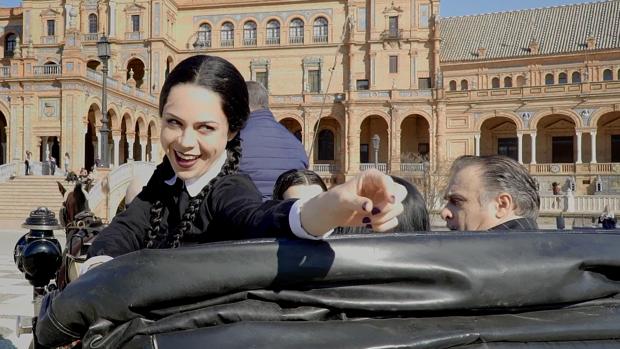 «La Familia Addams» pasea en coche de caballos por Sevilla