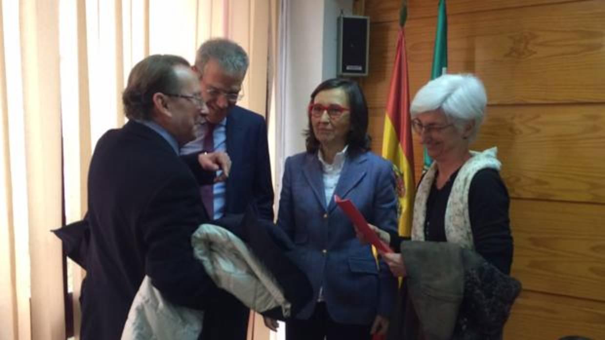 La consejera de Justicia, Rosa Aguilar, con su antecesor Emilio Llera y la fiscal jefe, María José Segarra