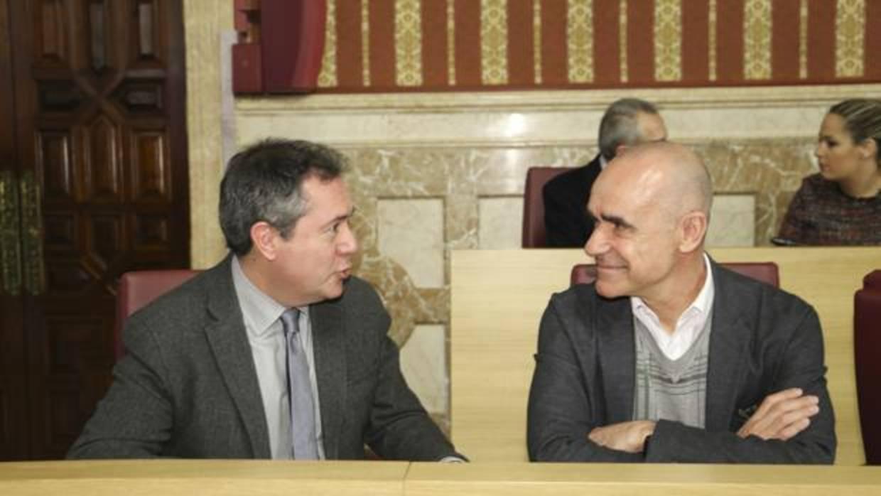 El alcalde, Juan Espadas, y el delegado de Hábitat Urbano, Antonio Muñoz, ayer en el Pleno
