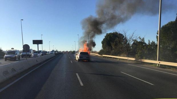 Un coche en llamas provoca intensas retenciones en la Ronda Urbana Norte de Sevilla