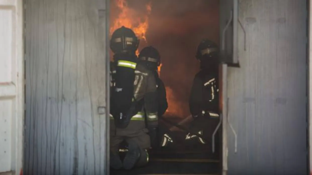Pruebas en el campo de prácticas de los bomberos del Ayuntamiento de Sevilla