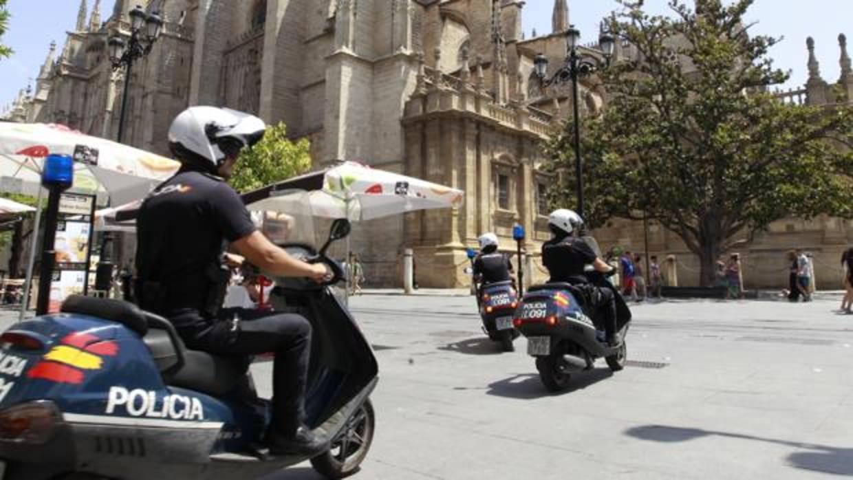 Varios policías motorizados por el centro de Sevilla