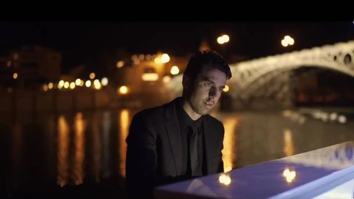 El pianista Diego Valdivia, en una escena del videoclip «Sevilla»