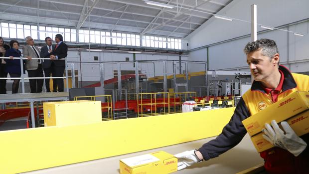 La empresa DHL invierte cuatro millones en el aeropuerto de Sevilla