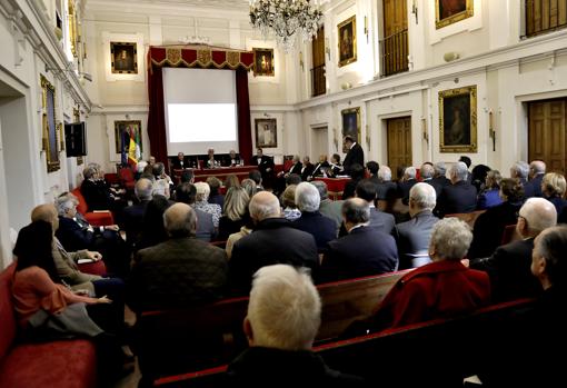 El público llenó el salón de actos para escuchar el discurso de ingreso de Durán García
