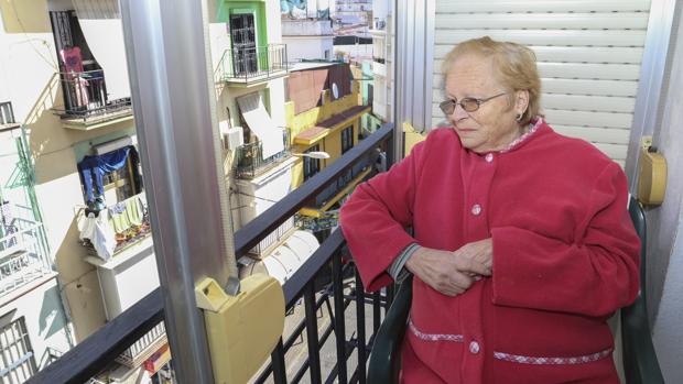 Carmen «la canaria»: «Me he caído muchas veces en casa y sin ayuda habría muerto aquí»