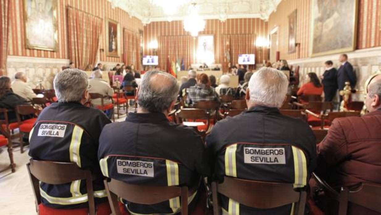 Bomberos de Sevilla, durante el Pleno en el que se ha reconocido a dos compañeros fallecidos