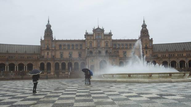 Día de fiesta en Sevilla con lluvia, fuertes vientos y parques cerrados