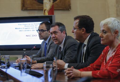 Juan Espadas, junto al director de Movilidad y el delegado de Seguridad