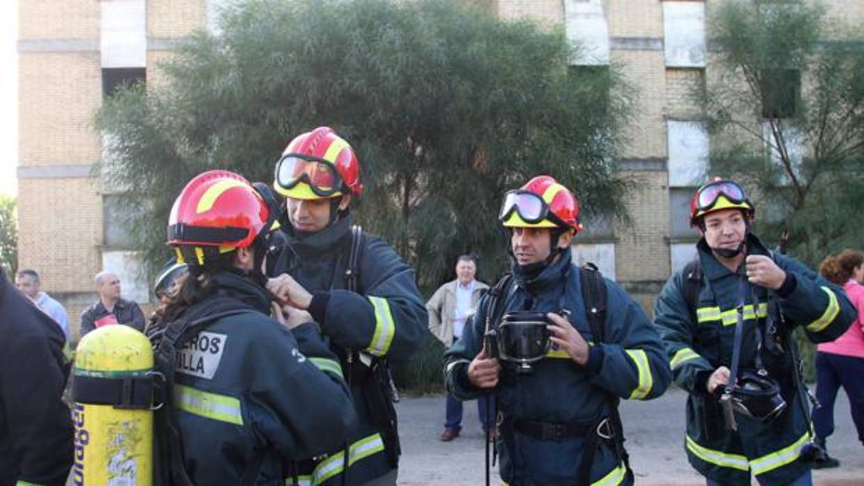 Bomberos de Sevilla durante un simulacro