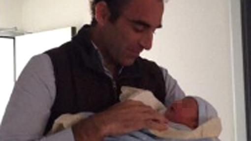 Salvador Cortés con su hijo recién nacido