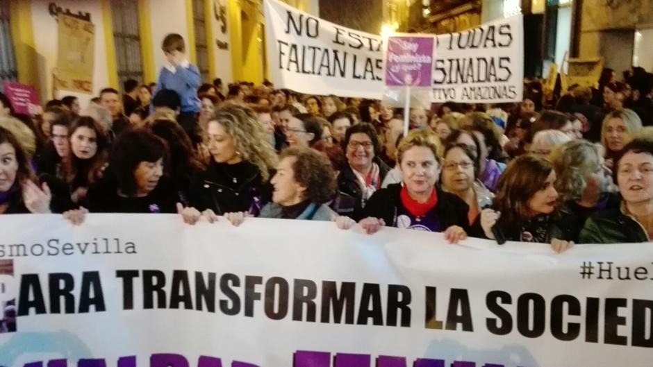 Miles de personas se manifiestan en la Plaza Nueva por la igualdad