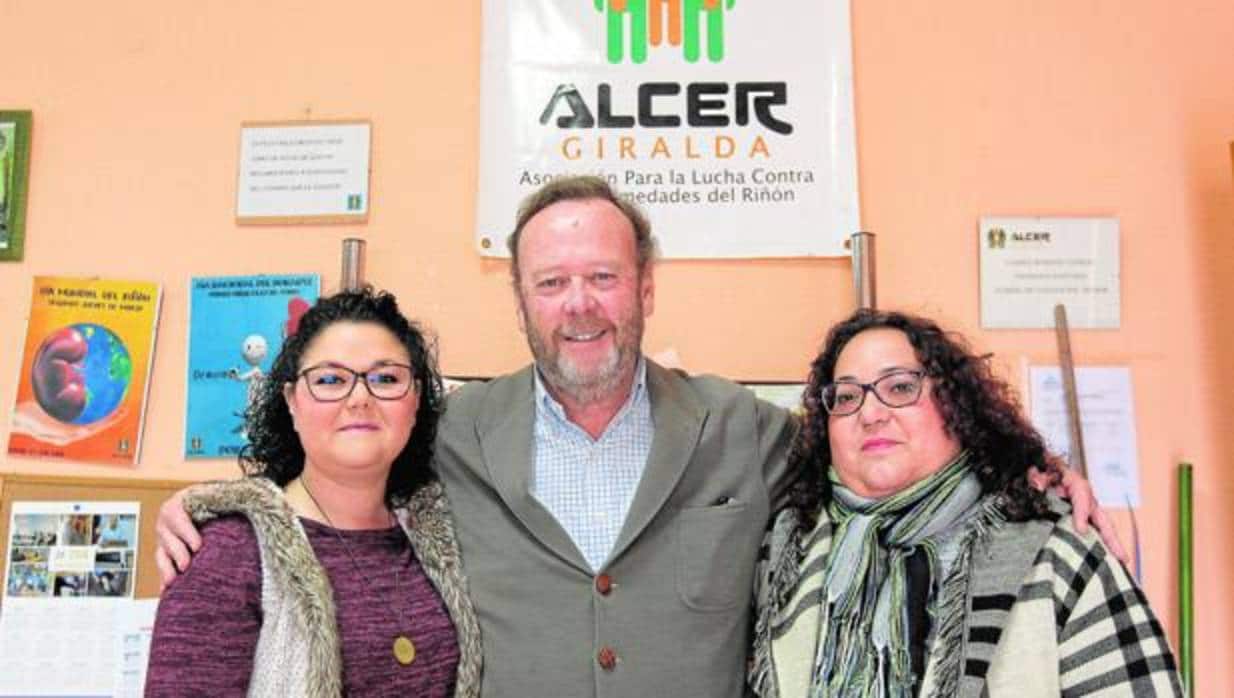 Pablo Beca con Carmen Cepeda y Sofía Pastor en la sede de Alcer Giralda, una asociación que, sobre todo, ampara al enfermo renal