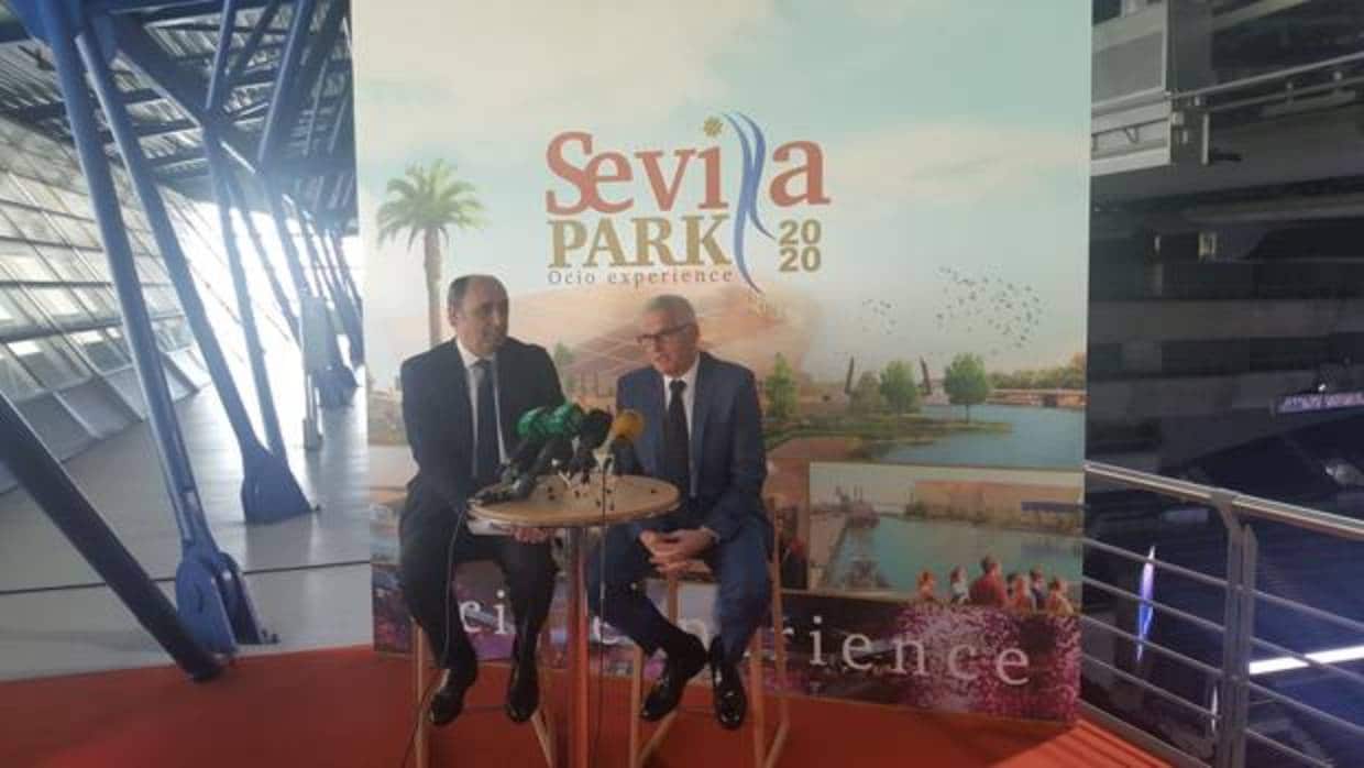 Los promotores de Sevila Park, Manuel Saucedo y Xavier Bartrolí, presentando el proyecto