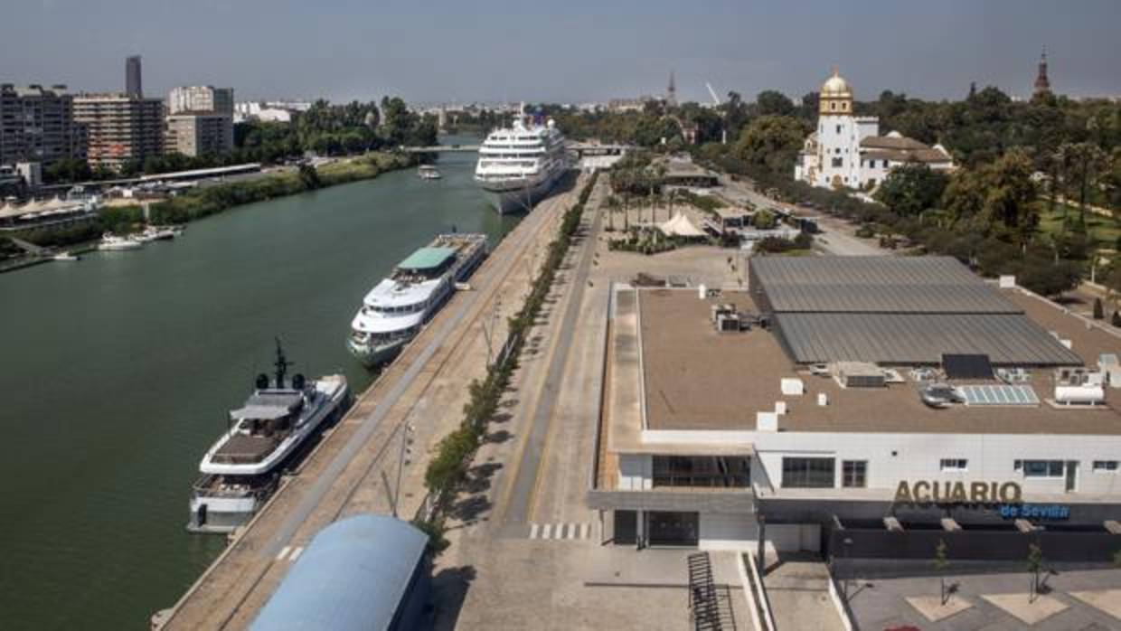 Vista del muelle de las Delicias y el Acuario de Sevilla