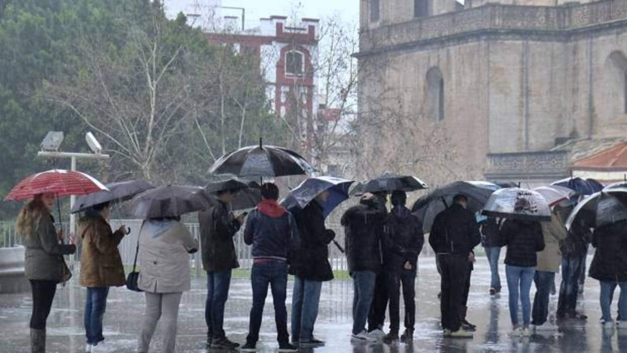 Un grupo de personas resguardadas bajo su paraguas en las Setas de la Encarnación