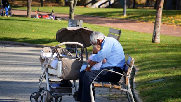 La Audiencia de Sevilla cree «beneficioso» que los nietos visiten a sus abuelos