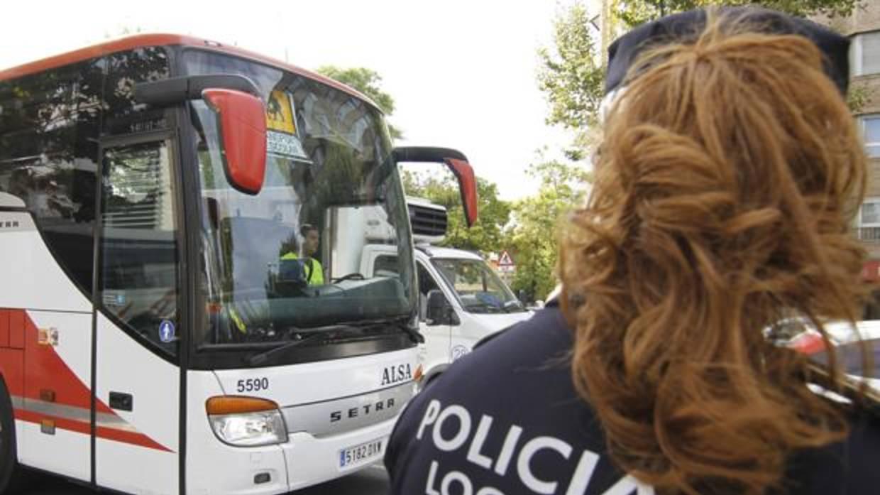 Una agente de la Policía Local, ante un bus escolar