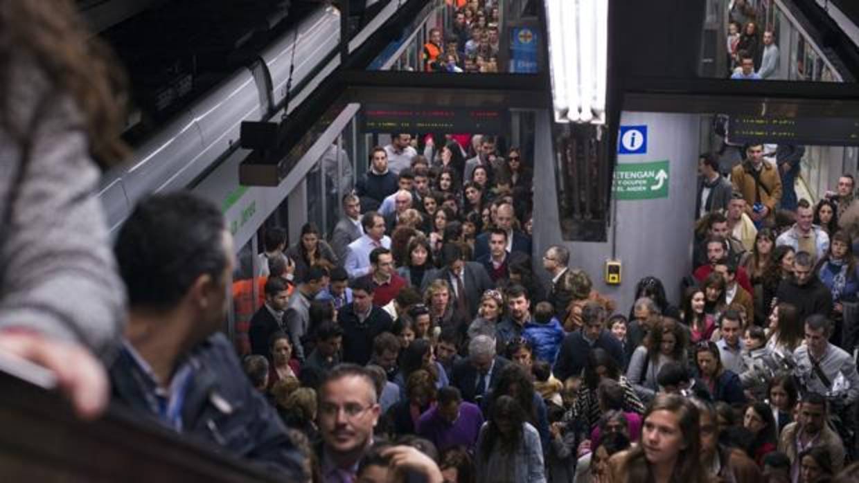 Hora punta del metro de Sevilla en Semana Santa