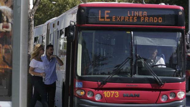 Tussam modifica horarios y paradas durante la Semana Santa de Sevilla