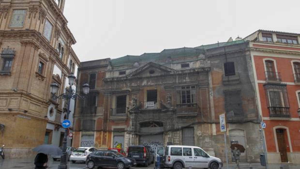 Aspecto actual de la fachada de la Casa de la Moneda, cuyas obras se paralizaron en 2011