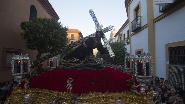 La imponente «revirá» de Nuestro Padre Jesús de las Penas en San Vicente con Alfonso XII