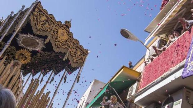 Fallece un hombre mientras veía al Cerro en la calle Vasco de Gama este Martes Santo