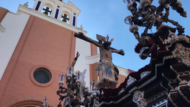 Vídeo: La emocionante salida del Cristo del Desamparo y Abandono de la hermandad del Cerro