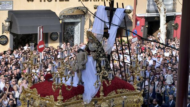 Vídeo: Así ha sido la entrada del titular del Baratillo por la Puerta de Triana