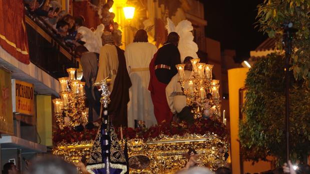 Vídeo: Imponente revirá del cristo de los Panaderos entrando por Amor de Dios