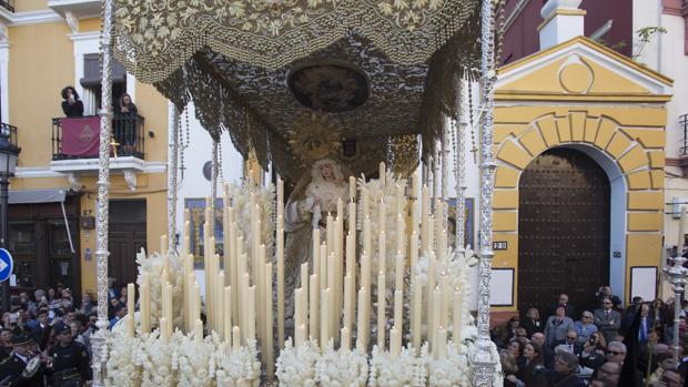 Vídeo: Emocionante salida de la Virgen de Montesión