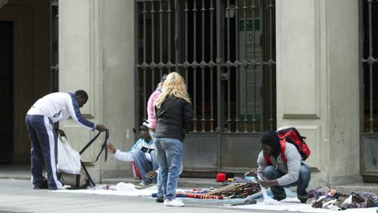 Manteros en plena avenida de la Constitución