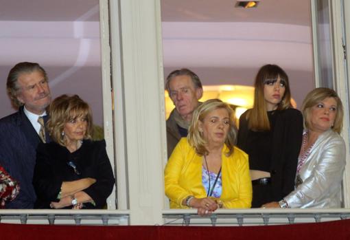 La familia Campos en uno de los balcones de la calle Larios de Málaga