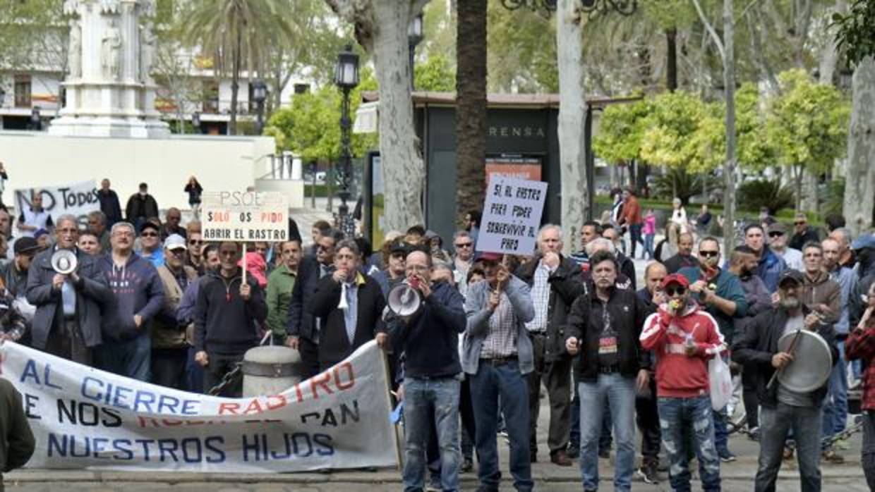 Vendedores del Charco de la Pava demandan la reapertura del mercadillo dominical de Sevilla