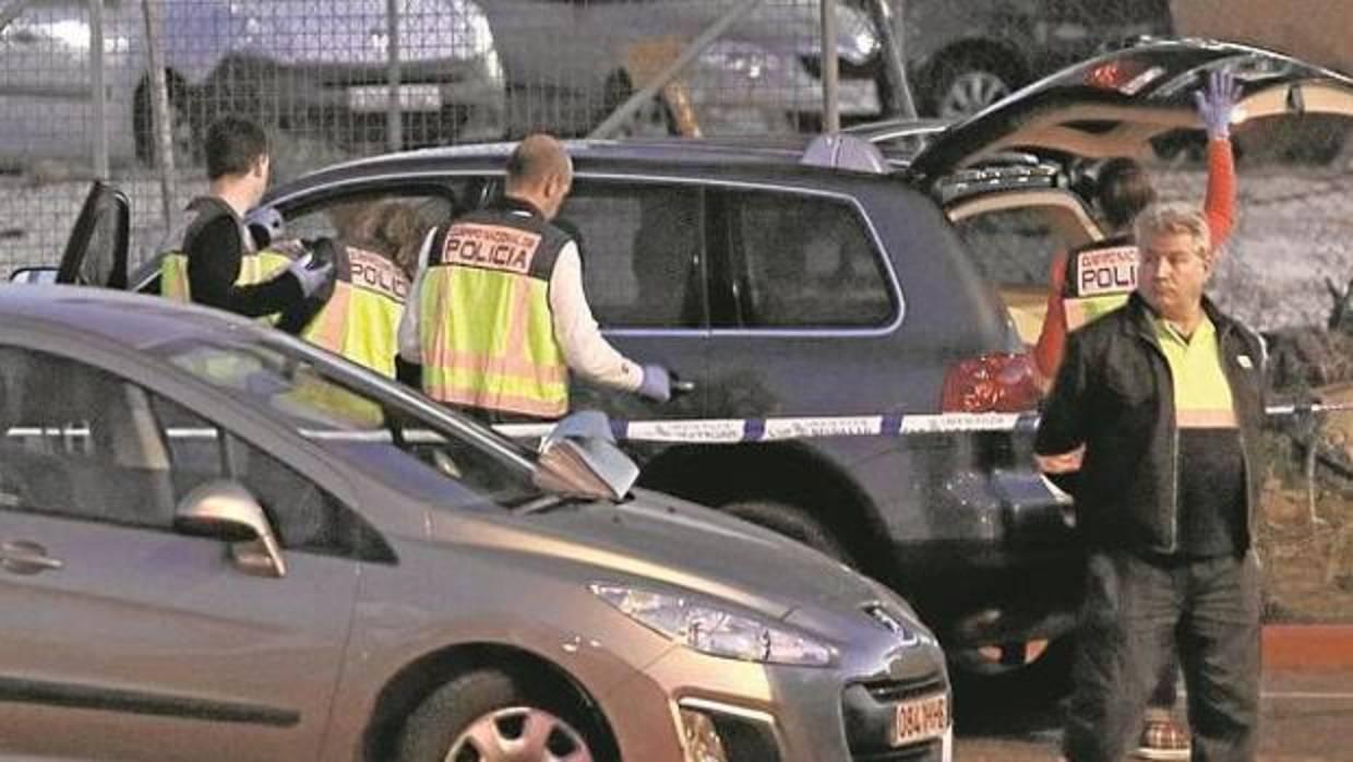 Policías toman muestras en el coche del fallecido junto la gasolinera de Calonge donde acabó el cadáver