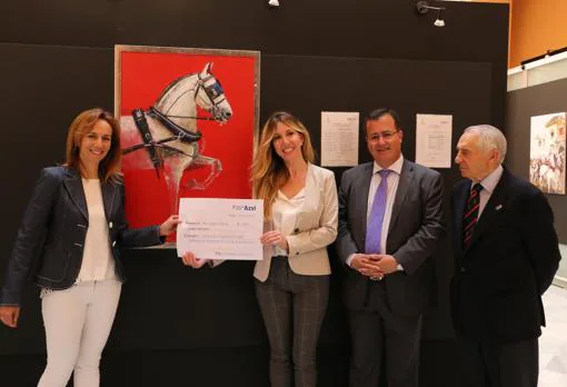 La autora del cartel 2018, Andrea Galindo, recibe el premio de manos de la directora de la Fundación Azvi, Pilar Kran