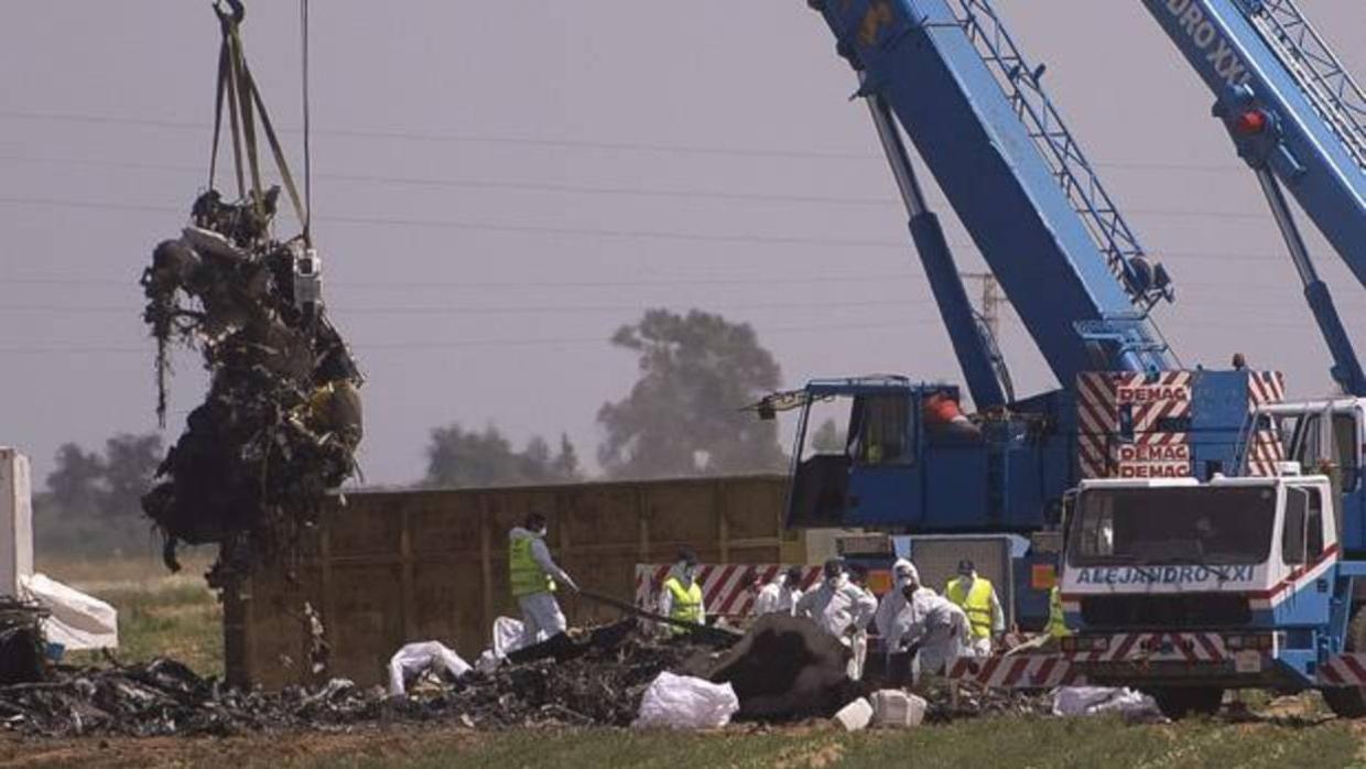 Trabajos de retirada de los restos del avión siniestrado