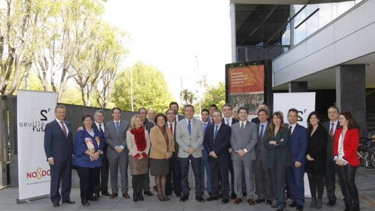 El alcalde, junto a representantes de empresas, universidades e instuciones de Sevilla Futura