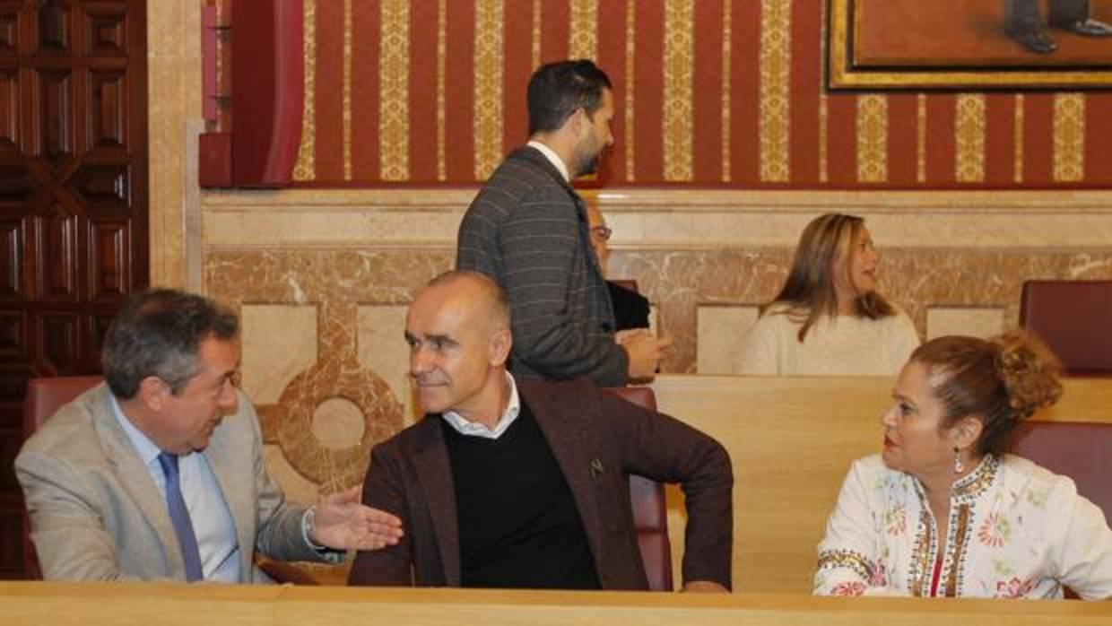El alcalde con Antonio Muñoz y Adela Castaño en el Pleno de ayer
