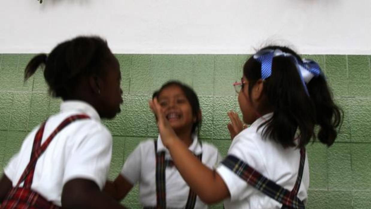 Unas niñas juegan en el colegio Angela Guerrero