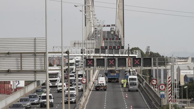 Huyen de la Policía a pie por el puente del Centenario de Sevilla con ropa robada