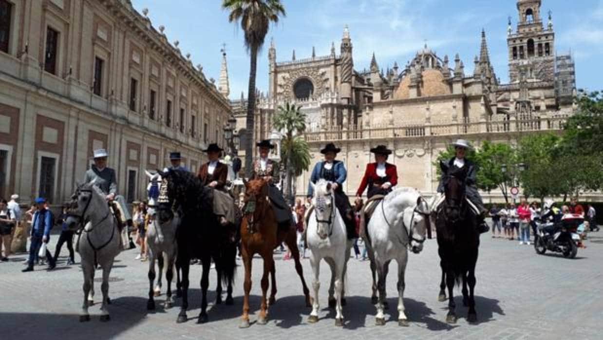 Las amazonas acudieron a una recepción en la Caseta Municipal de Sevilla
