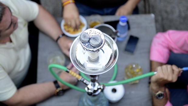 Fumar en cachimbas, la nueva adicción peligrosa entre los adolescentes sevillanos