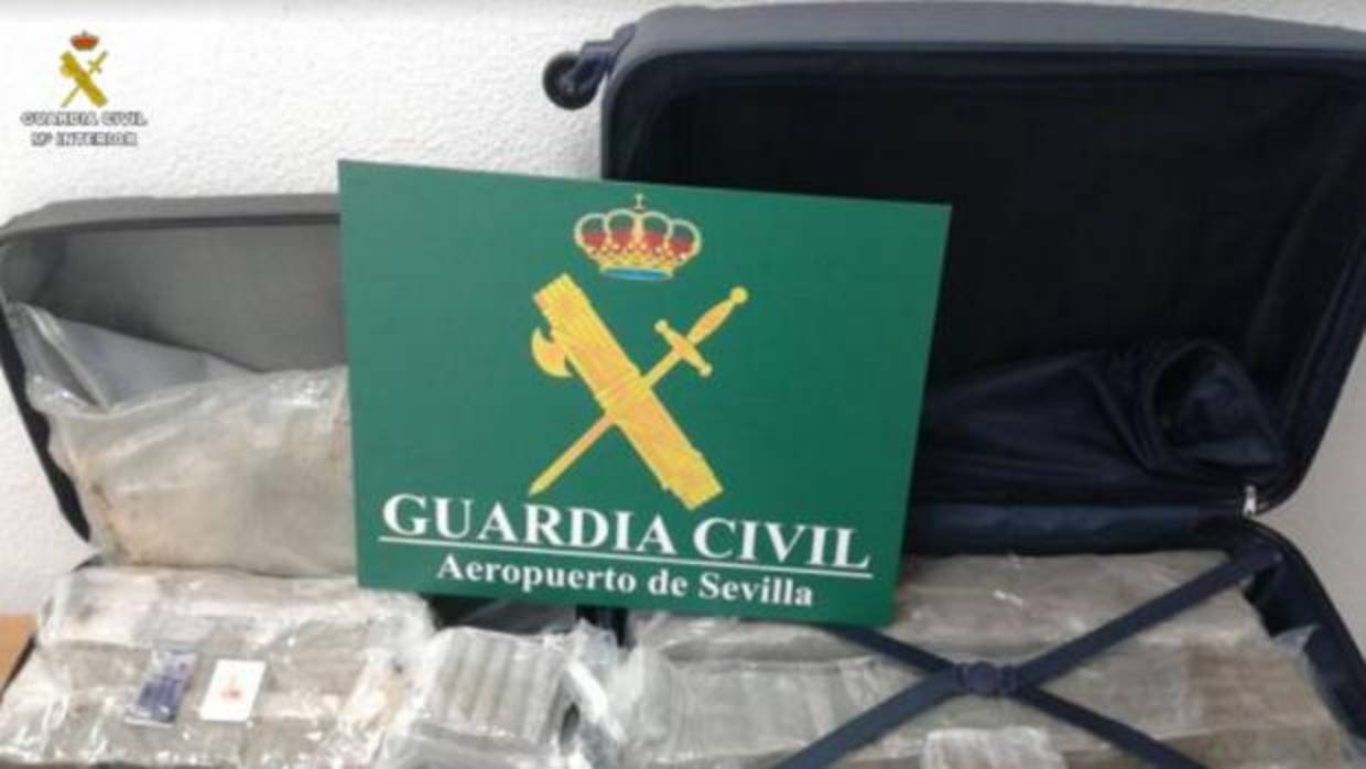 Detenido en aeropuerto de Sevilla cuando transportaba 25,5 kilos de hachís en su