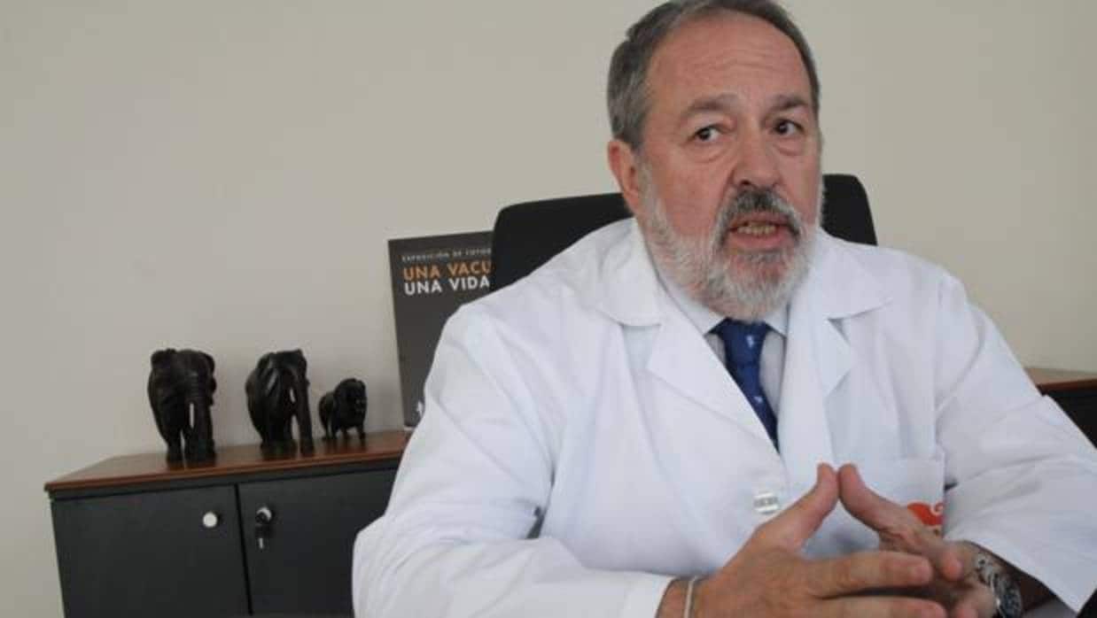 Alfonso Carmona, pediatra especialista en vacunas y director del Instituto Hispalense de Pediatría