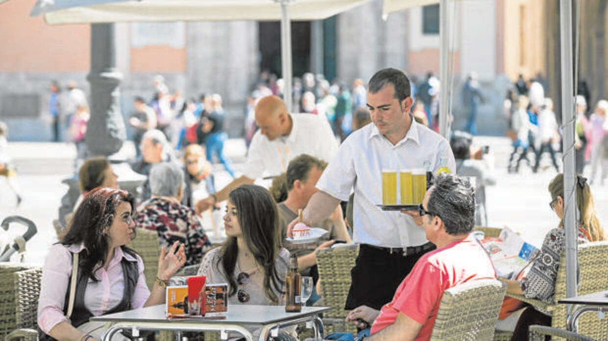 Un camarero atiende a los clientes en el centro de Sevilla